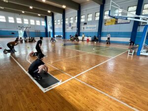 Ragazzi che giocano a Torball al Palazzetto dello sport