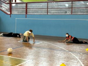 Ragazzi che giocano a Torball al Palazzetto dello sport